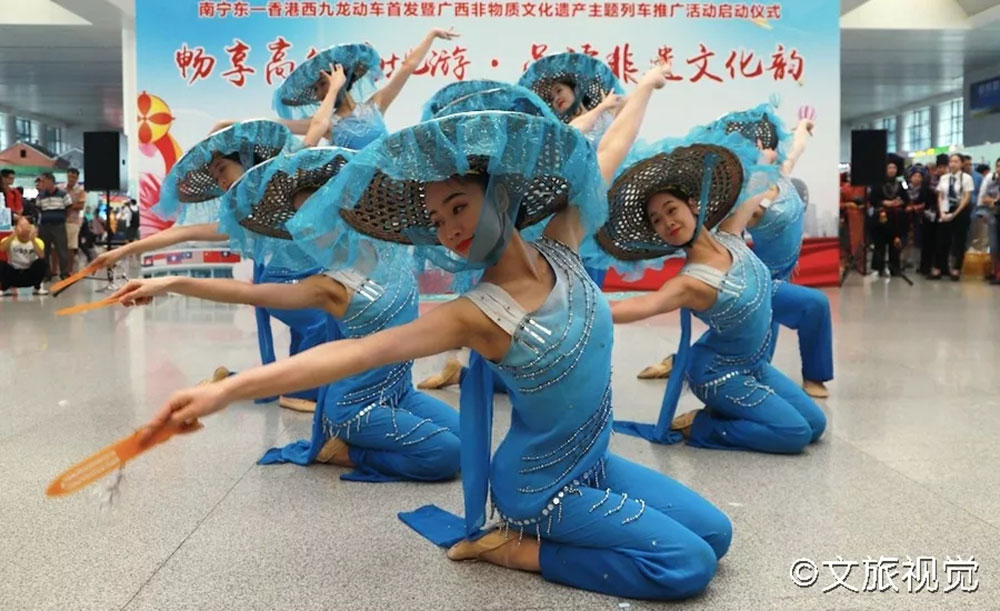 搭乘首發(fā)高鐵，海真珠珍珠粉抵達(dá)東方明珠